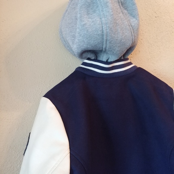 OshKosh B'gosh zip up w/hood. boys 5. - Picture 6 of 8